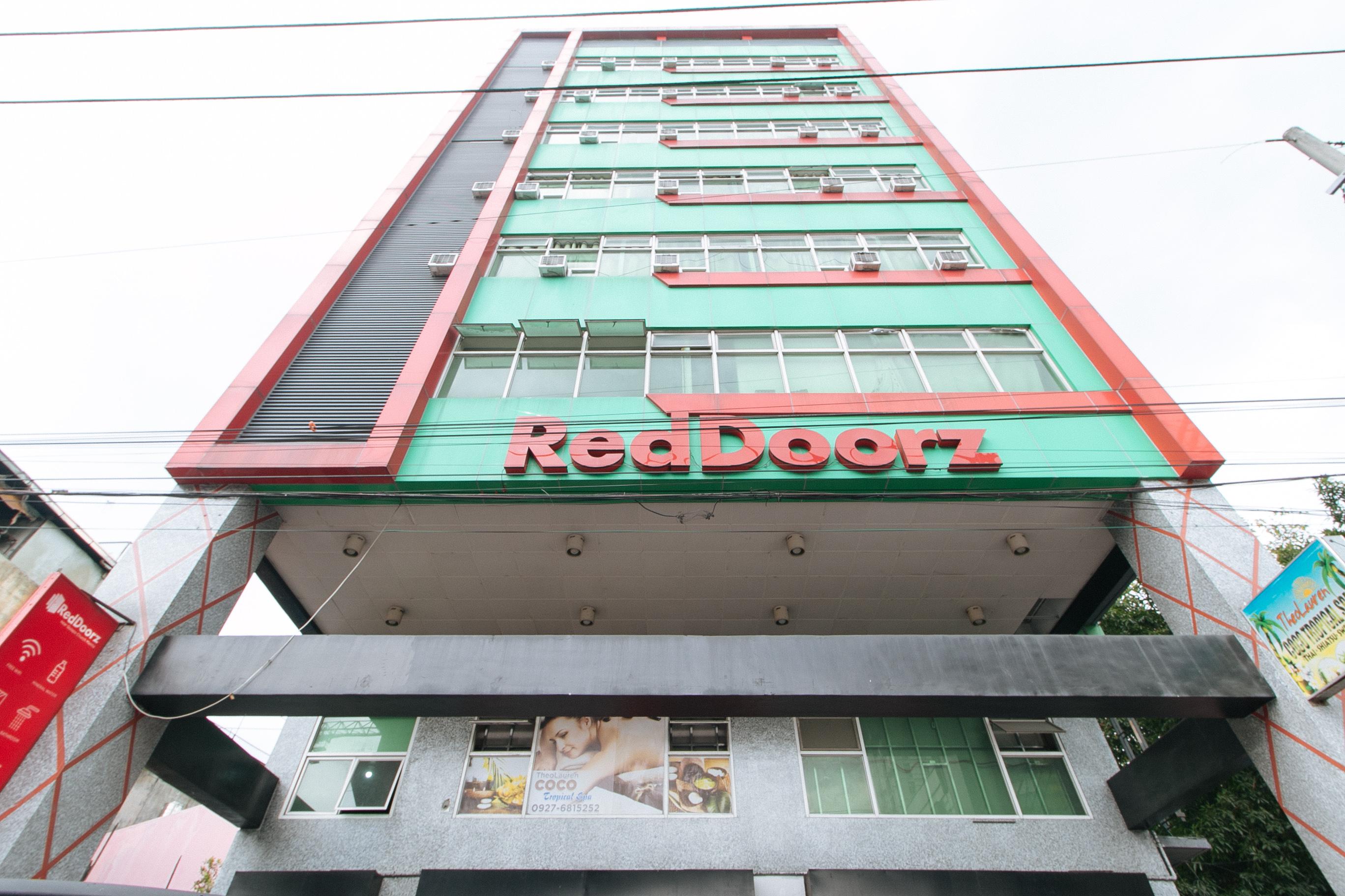 Reddoorz Near Quiapo Church Манила Экстерьер фото