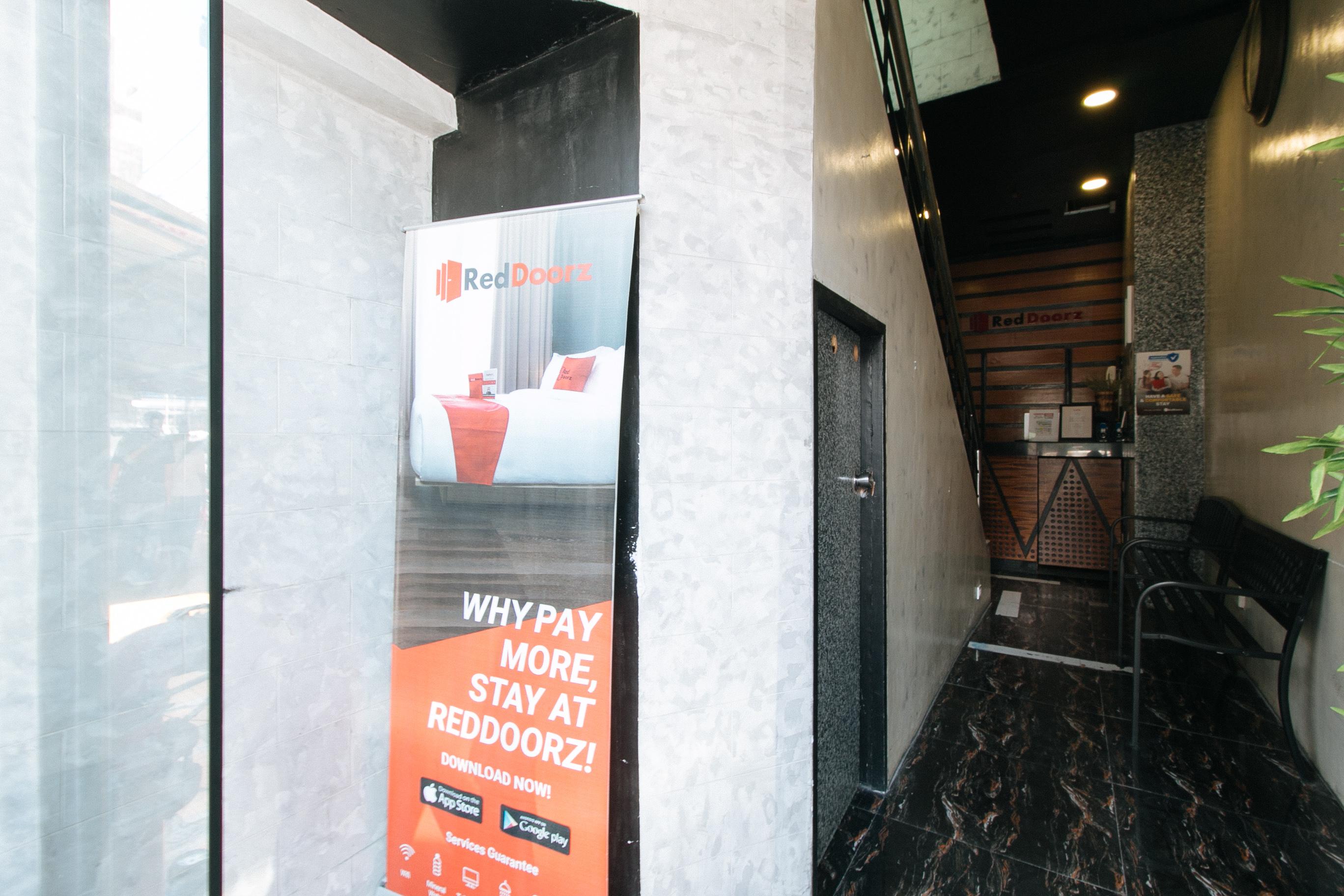 Reddoorz Near Quiapo Church Манила Экстерьер фото